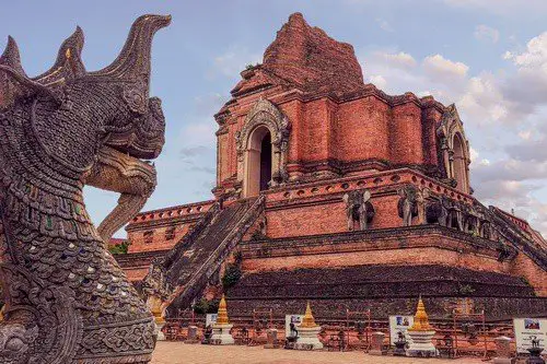 Dragon and the Chedi Luang Temple - Thailand Travel Guide