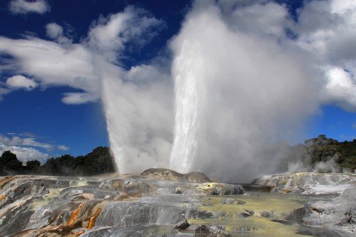 Pohutu Geyser. - ultimate new zealand travel guide