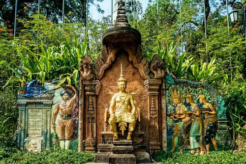 monument at wat phnom landmark temple in Phnom Penh Cambodia - Budget Cambodia Travel Guide