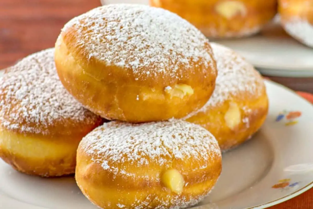 15. Bomboloni (Italian doughnuts)