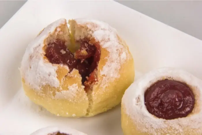 Roscón de Bocadillo o Guayaba (Guava Paste Stuffed Bread)