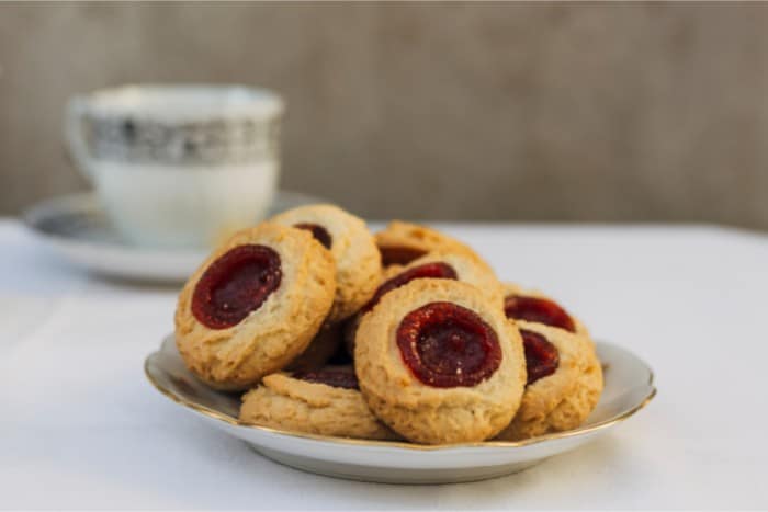 Nidos de Fresa (Strawberry Thumbprint Cookies) - Colombian Desserts