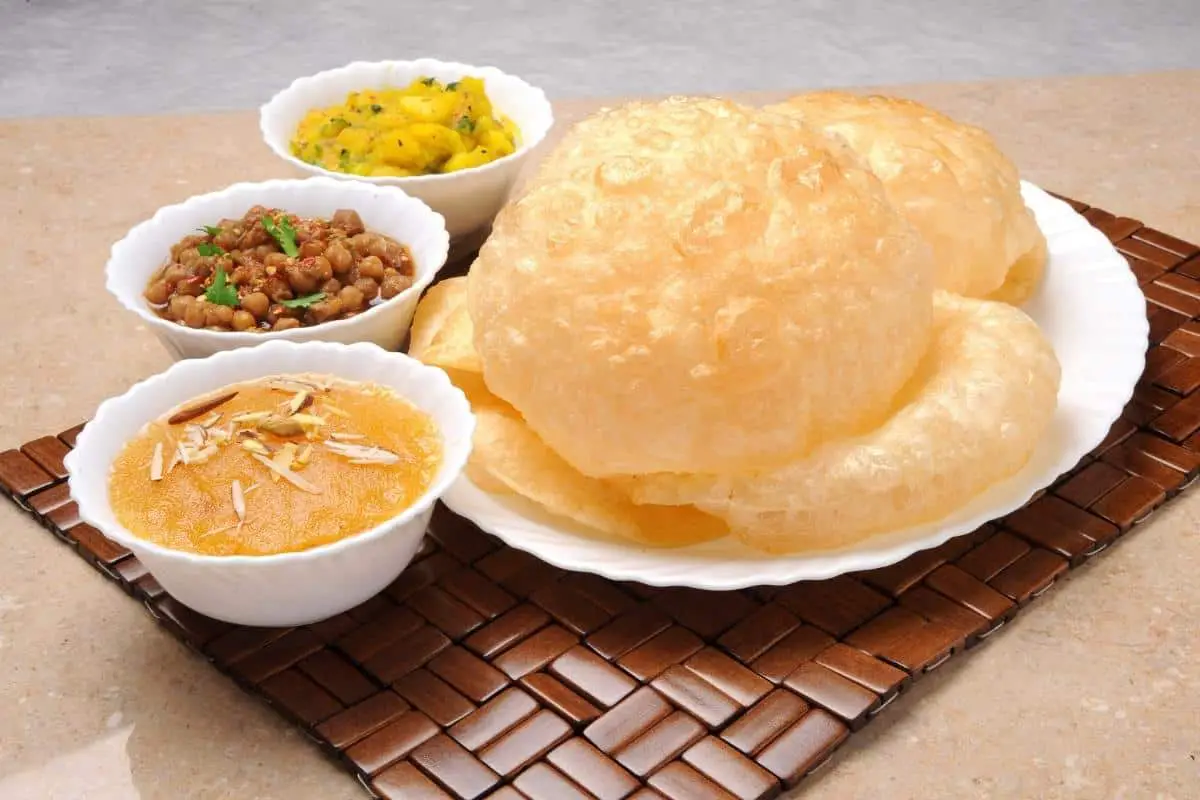 Traditional Pakistani Food - Halwa Poori – Fried Dough And Semolina Pudding