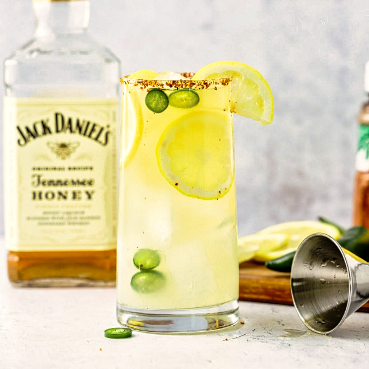 17. Honey Jalapeño Whiskey Lemonade - Jack Daniels cocktails
