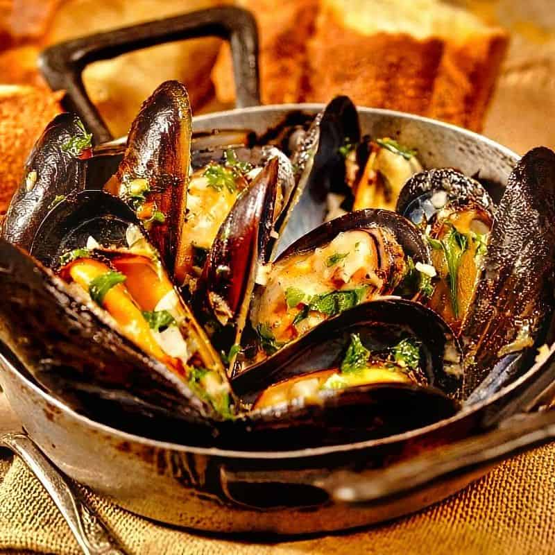 1. Mussels with Tomatoes and Garlic - Spanish recipes for tapas