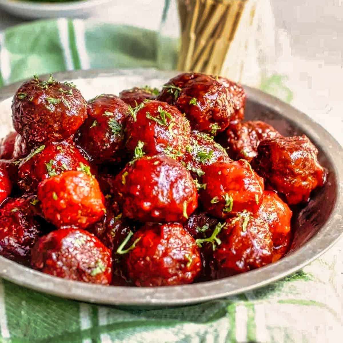 20. Crockpot Italian Meatballs with Grape Jelly Sauce - Italian beef recipes for Crock Pot