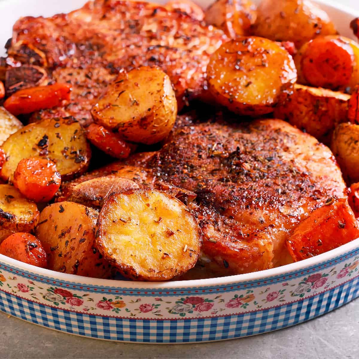 Spanish-style pork chops with new potatoes and olives - Spanish recipes for pork chops