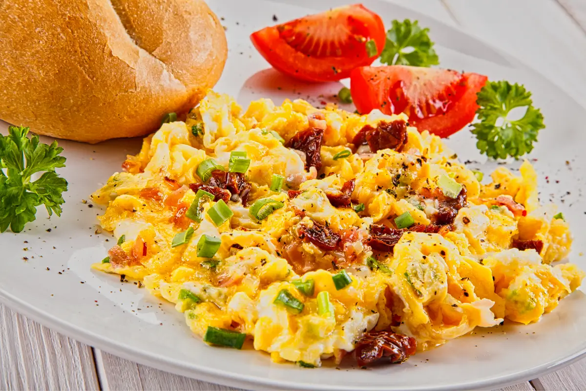 7. Pomidor-Yumurta (Azerbaijani Eggs with Tomatoes) - Delicious Recipes of Azerbaijan Food