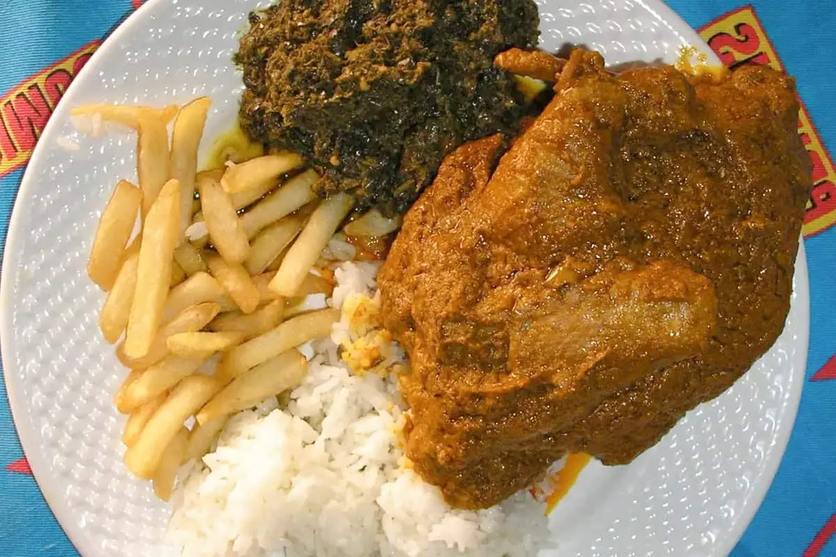 1. Muamba de Galinha (Muamba Chicken)