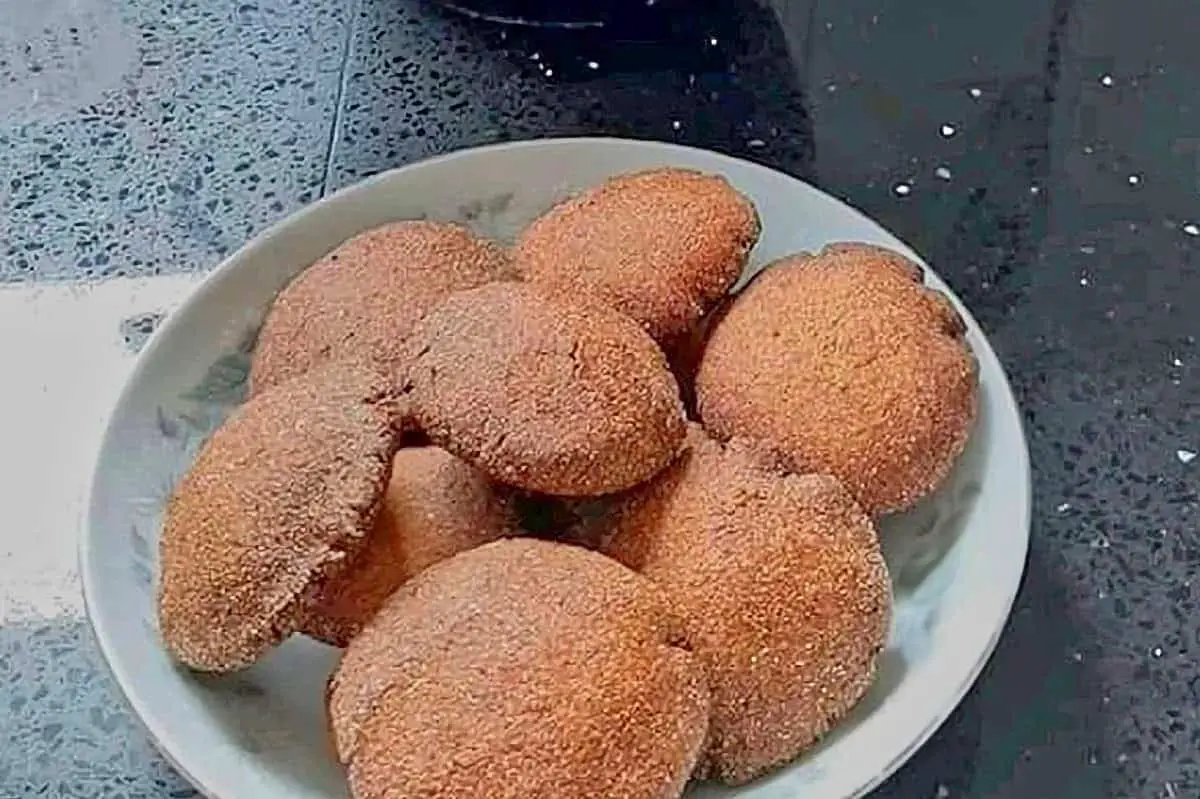 13. Zitumbuwa (Banana Fritters)