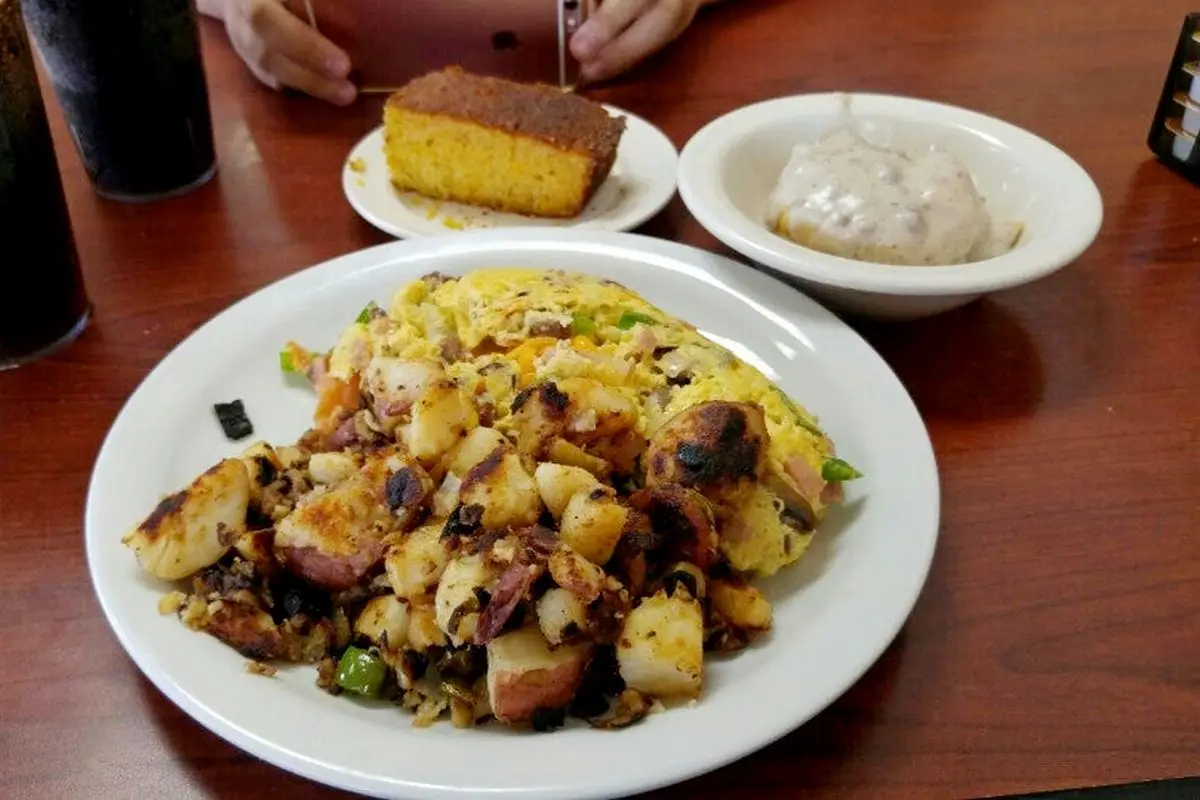 2. Sarom's Southern Kitchen - Hole-in-the-Wall Restaurants in Sacramento